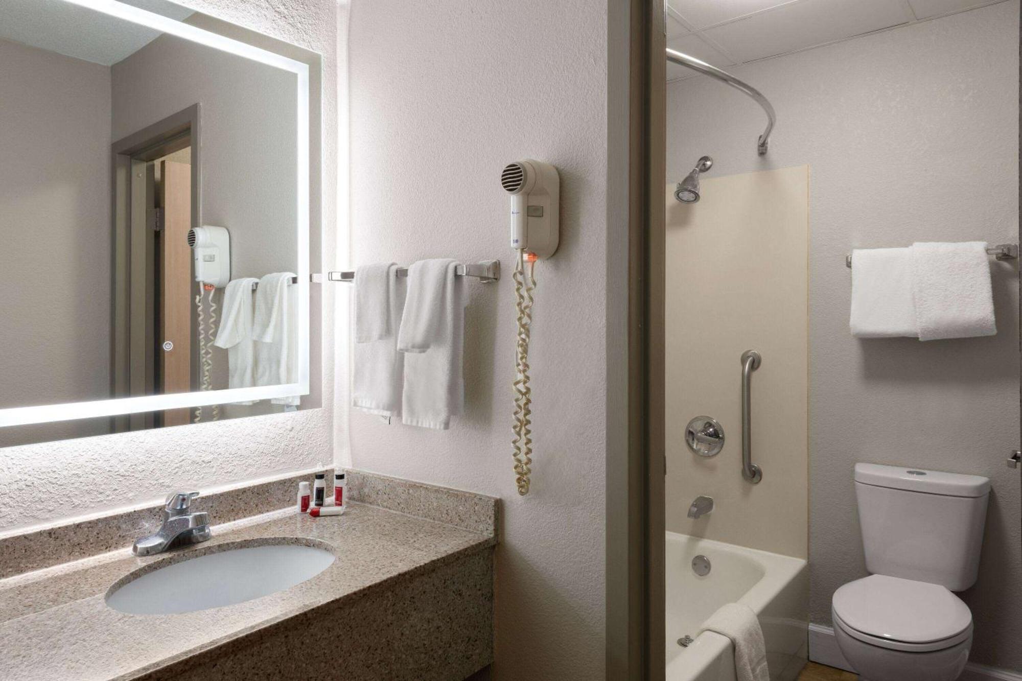 Days Inn By Wyndham Florence Near Civic Center Extérieur photo