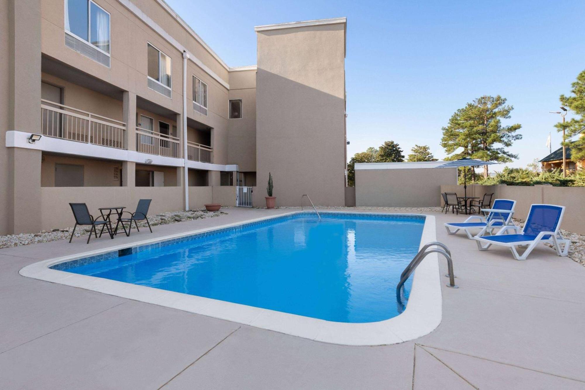 Days Inn By Wyndham Florence Near Civic Center Extérieur photo