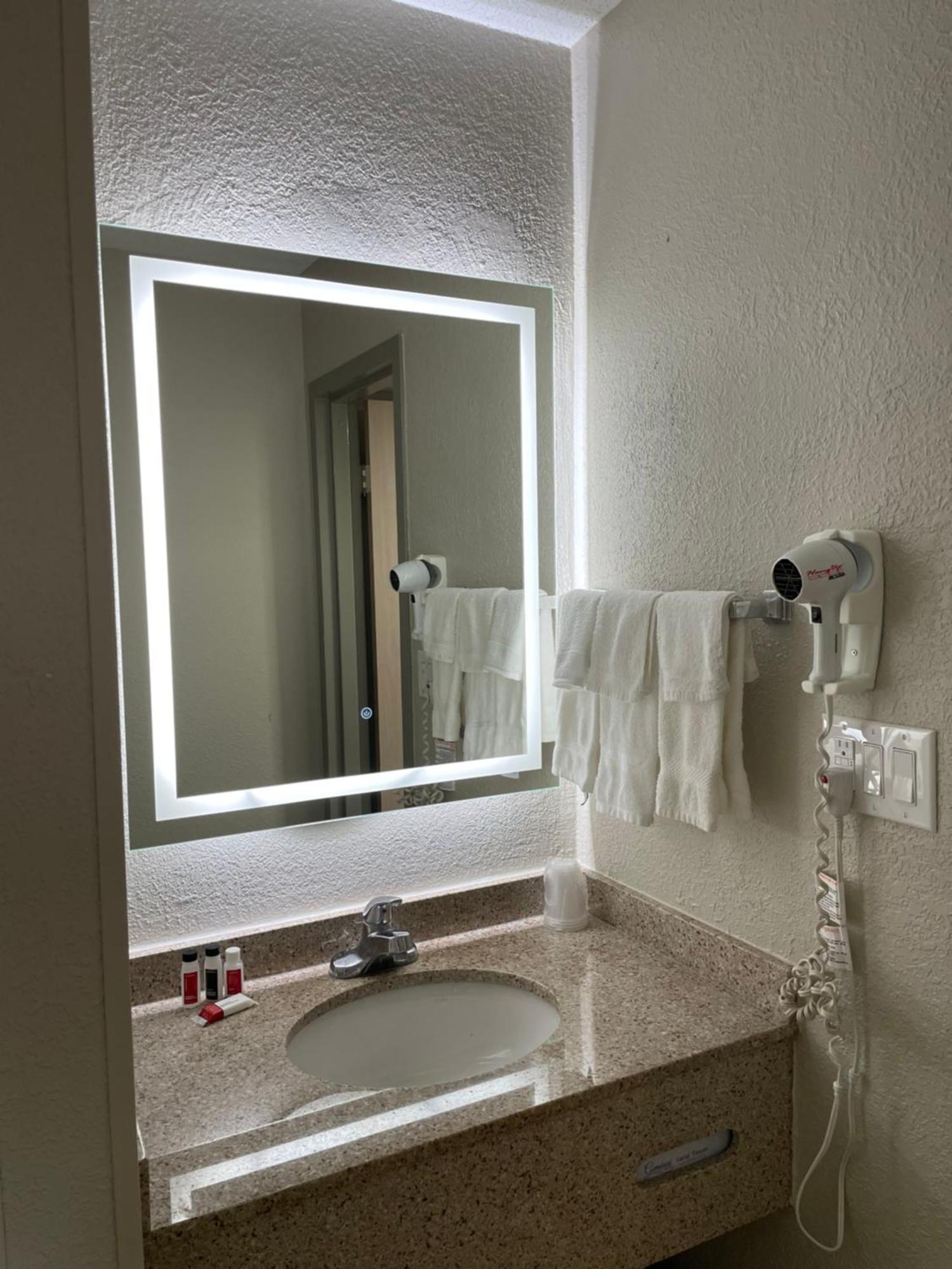 Days Inn By Wyndham Florence Near Civic Center Extérieur photo
