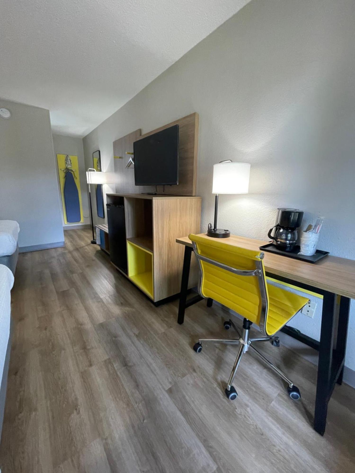 Days Inn By Wyndham Florence Near Civic Center Extérieur photo